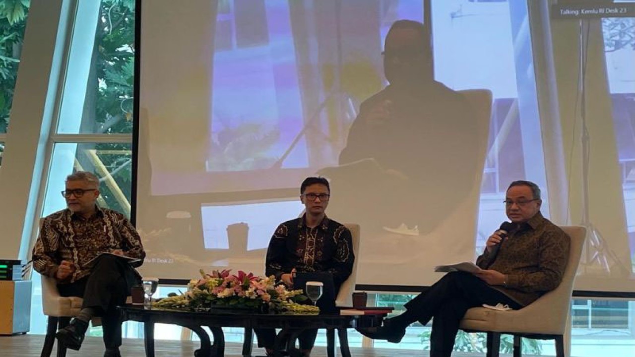 Juru Bicara Kemlu RI Teuku Faizasyah (kanan) menyampaikan keterangan pers tentang rencana penyelenggaraan BDF ke-15 di Jakarta, Jumat (2/12/2022). (ANTARA/Yashinta Difa)