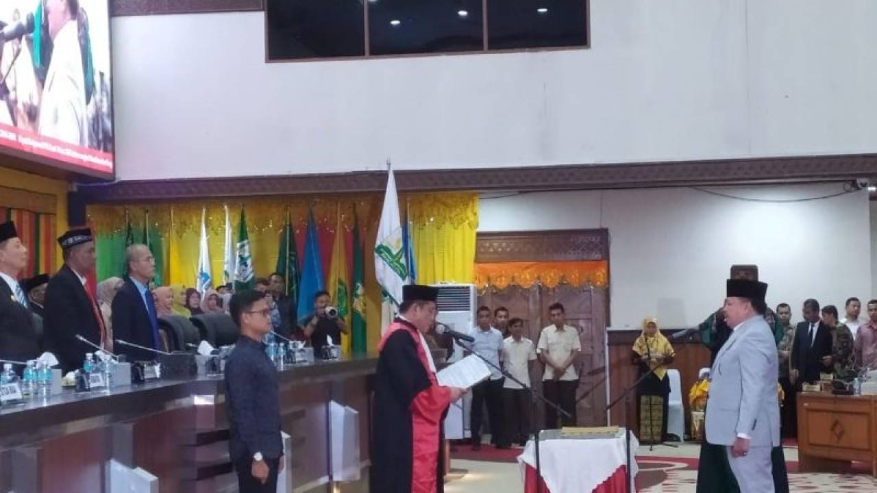 Ketua Pengadilan Tinggi Banda Aceh Suharjono saat melantik Teuku Raja Keuangan sebagai Wakil Ketua DPR Aceh sisa masa jabatan 2019-2024, di gedung utama DPRA, di Banda Aceh, Selasa malam (27/12/2022) (ANTARA/Rahmat Fajri)