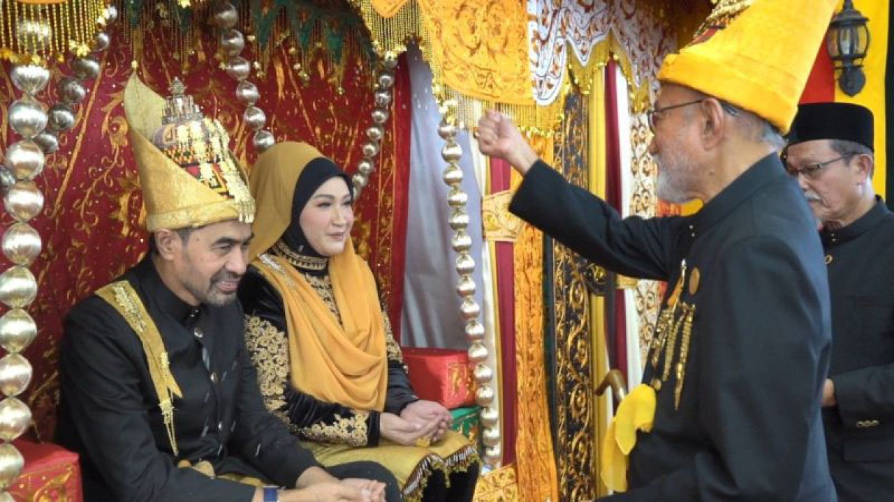 Wali Nanggroe Aceh Tgk Malik Mahmud Al Haytar (kanan) saat menempung tawari Waliyul 'Ahdi mantan Panglima GAM dan mantan Wagub Provinsi ACeh, Muzakir Manaf yang baru dikukuhkan, di Aceh Besar, Selasa (27/12/2022) (FOTO ANTARA/HO/Humas Wali Nanggroe Aceh)