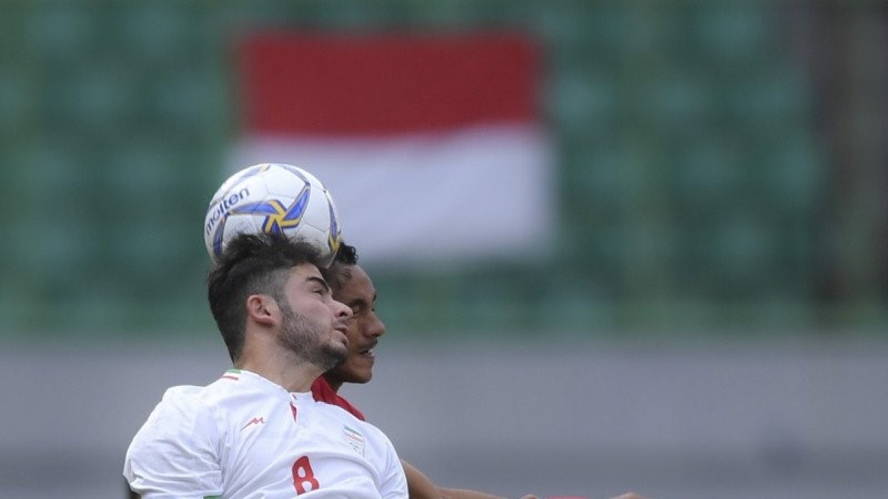 Gelandang Dewa United yang juga pesepak bola timnas U-19 Indonesia Theo Fillo Da Costa Numberi (kanan) berebut bola dengan dengan pemain timnas U-19 Iran Mohammad Hossein Zavvari (kiri) pada pertandingan persahabatan di Stadion Patriot Candrabhaga, Bekasi, Jawa Barat, Sabtu (7/9/2019). Timnas U-19 Indonesia dikalahkan Iran dengan skor 2-4. ANTARA FOTO/Nova Wahyudi/aww. (ANTARA FOTO/NOVA WAHYUDI)