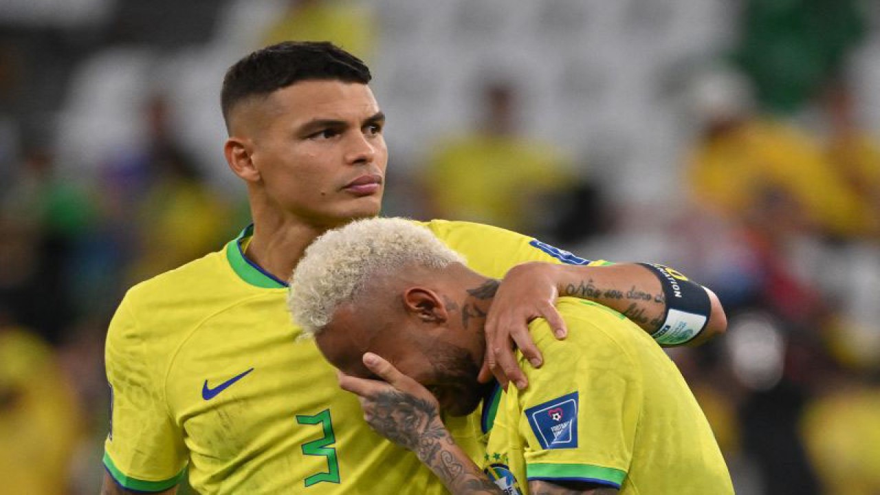 Kapten timnas Brazil Thiago Silva (kiri) menghibur Neymar (kanan) setelah timnya tersingkir di perempat final Piala Dunia 2022 oleh Kroasia di Education City Stadium, Al-Rayyan, Doha pada 10 Desember 2022. ANTARA/AFP/NELSON ALMEIDA