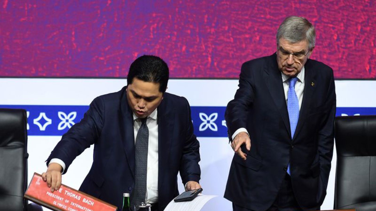 Presiden Komite Olimpiade Internasional (IOC) Thomas Bach (kanan) bersama Menteri BUMN sekaligus anggota IOC Erick Thohir (kiri) bersiap menyampaikan keterangan kepada wartawan terkait kesiapan Indonesia dalam pencalonan diri sebagai tuan rumah Olimpiade 2036 di Media Center, BICC, Nusa Dua, Kabupaten Badung, Bali, Rabu (16/11/2022). ANTARA FOTO/Media Center G20 Indonesia/Aditya Pradana Putra/rwa.