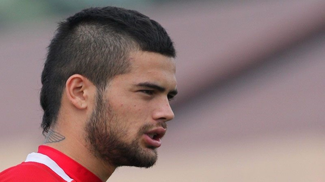 Pesepakbola timnas U-23, Diego Michels saat mengikuti pemusatan latihan timnas yang dipersiapkan menghadapi Bahrain dalam Kualifikasi Pra Piala Dunia di Lapangan Agrokusuma, Batu, Jawa Timur, Jumat (17/2). Diego bersama 17 pesepakbola lain yang berlaga di Indonesia Premier League (IPL) menggantikan posisi sejumlah pemain timnas senior yang dicoret karena berlaga di Indonesia Super League (ISL) yang dianggap ilegal oleh PSSI. FOTO ANTARA/Ari Bowo Sucipto/ss/Spt. (ANTARA/ARI BOWO SUCIPTO)