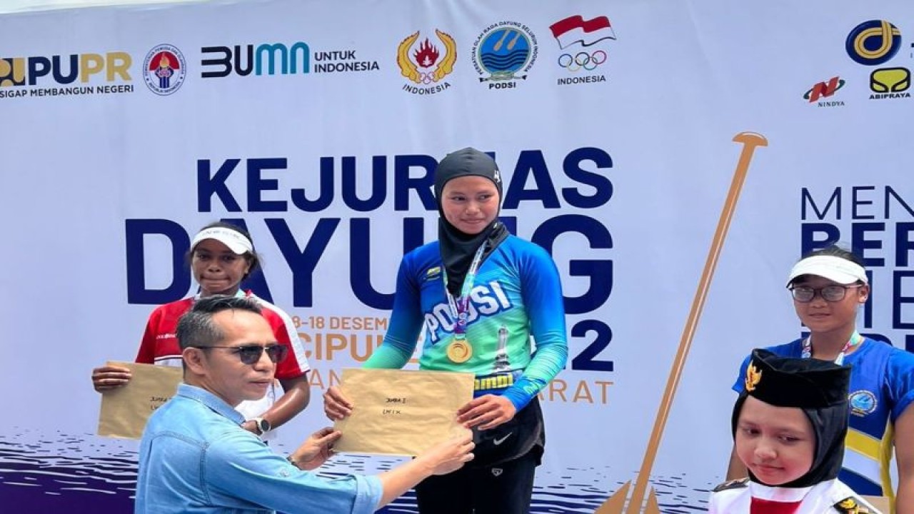 Tiara atlet dayung Muda Jambi yang menjadi andalan di PON 2024 Aceh Medan mendatang meraih emas di Kejurnas 2022.(ANTARA/HO/Fiet)