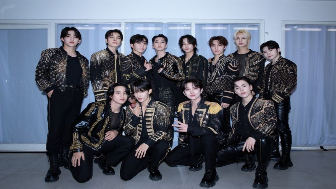 Grup idola K-pop SEVENTEEN dalam gelaran konser "SEVENTEEN WORLD TOUR [BE THE SUN] - JAKARTA" di Stadion Madya Gelora Bung Karno, Jakarta pada Rabu (28/12/2022) malam. (Twitter.com/pledis_17)