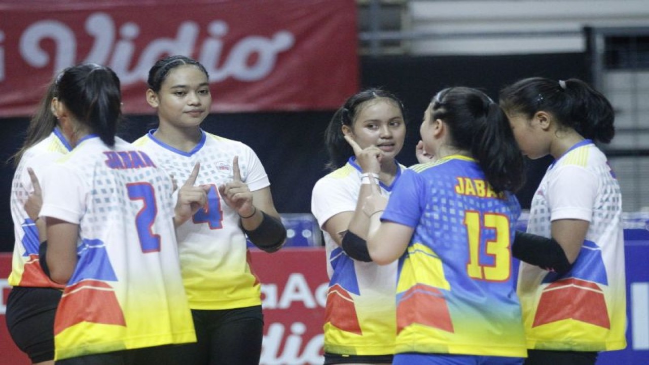 Tim putri Jawa Barat melaju ke babak empat besar setelah memastikan kemenangan atas  Sumatra Selatan dengan skor telak 3-0 (25-15, 25-10, 25-13) di GOR Padepokan Voli Jenderal Polisi Kunarto, Sentul, Kabupaten Bogor, Jawa Barat, Rabu (14/12/2022). (ANTARA/HO-PBVSI)