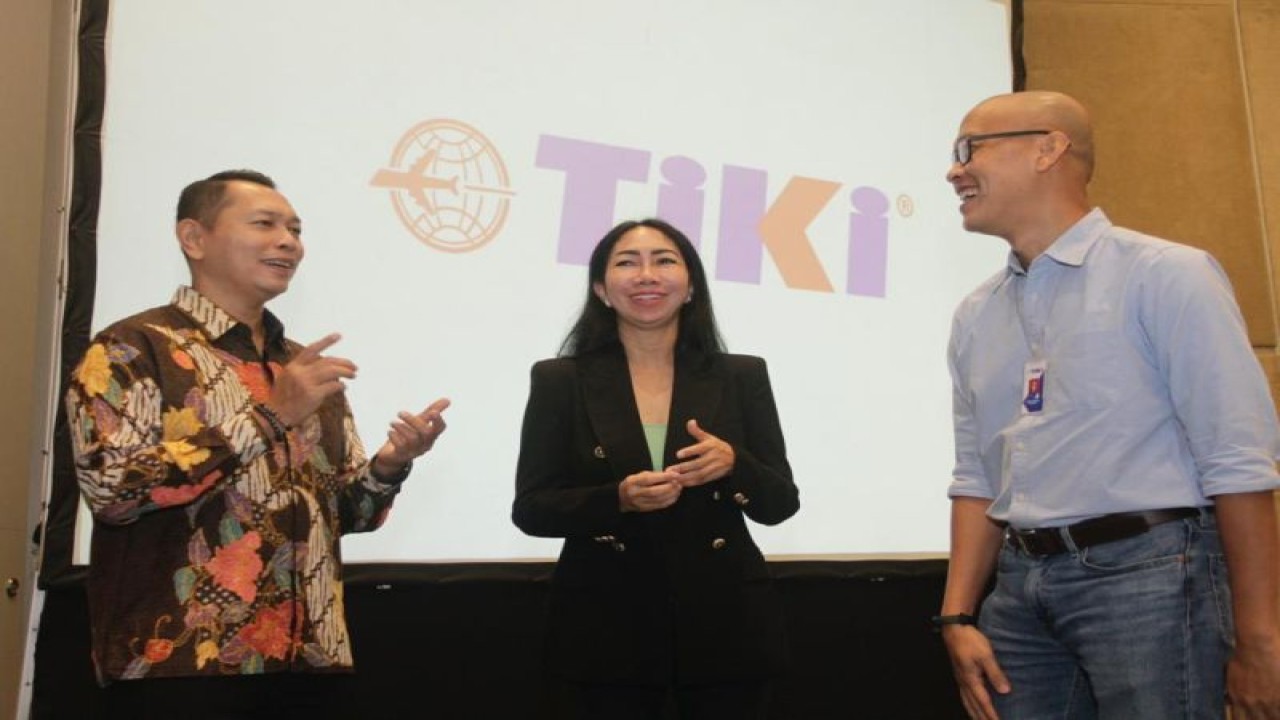 (Dari kiri ke kanan) Direktur Pelaksana PT Citra Van Titipan Kilat (TIKI) Trie Maulana Apriyanto, Direktur Utama Yulina Hastuti dan General Manager Operasional, Gateway dan TI Edwin Widiantoro berbincang usai penunjukan manajemen baru perusahaan di Jakarta, Selasa (20/12/2022). ANTARA/HO-TIKI