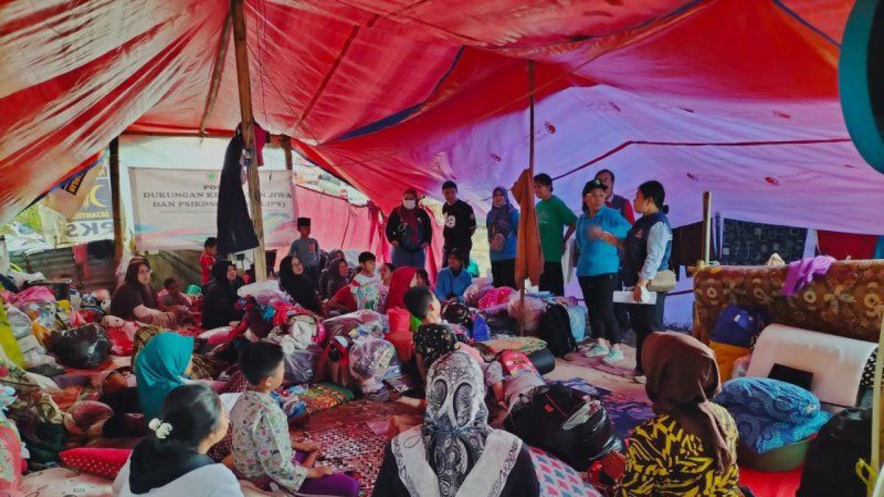 Ilustrasi - Tim pemantau kesehatan dari Direktorat Kesehatan Jiwa Kemenkes RI melalukan skrining kesehatan jiwa di tenda pengungsian Kecamatan Cugenang, Kabupaten Cianjur, Jawa Barat, Selasa (29/11/2022). ANTARA/Andi Firdaus