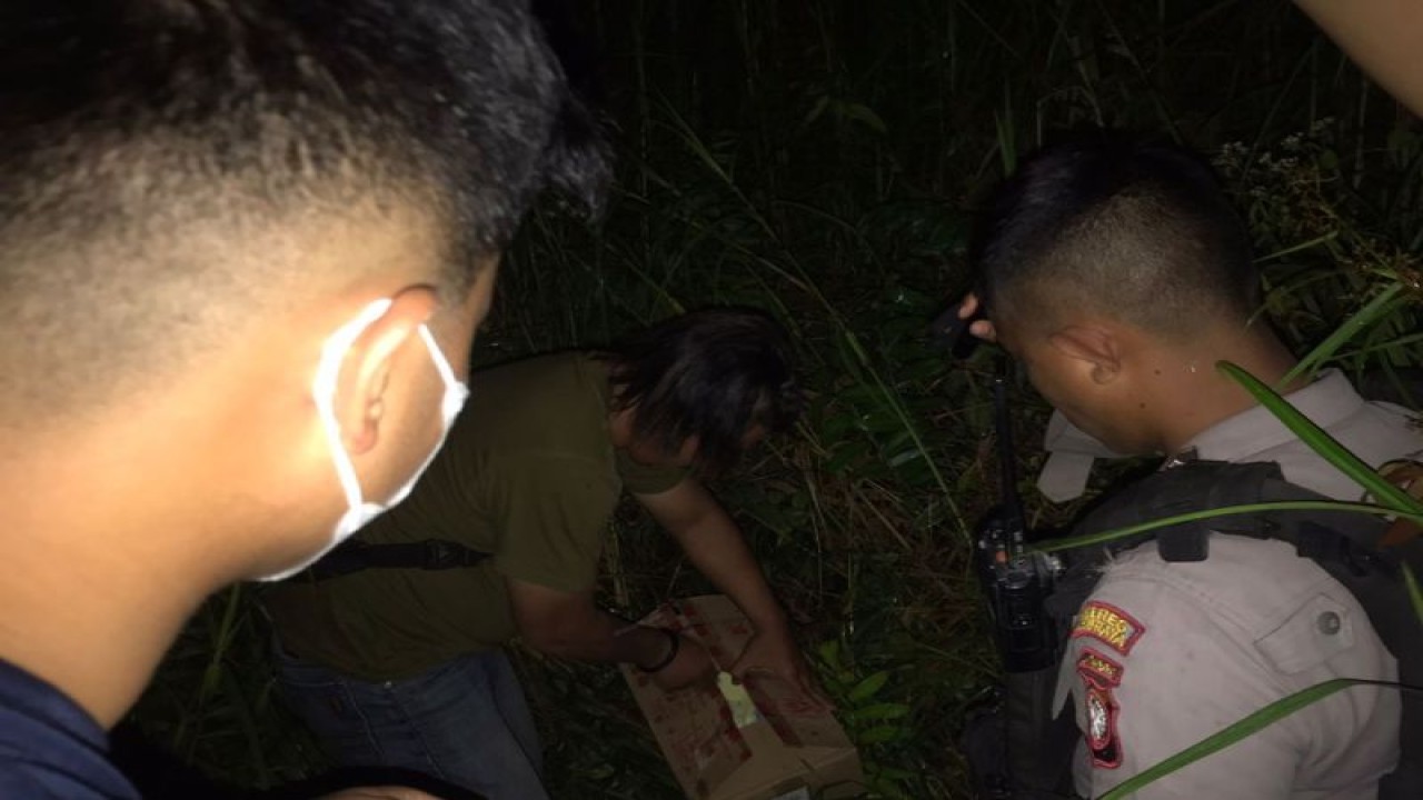 Tim PRC Satuan Sampata Polres Kubu Raya, Kalbar menangkap tangan pelaku pembuang bayi (laki-laki) berinisial TO (21), dalam keadaan meninggal, ke semak belukar, di Jalan Angkasa Pura, Desa Limbung, Kecamatan Sungai Raya, Kabupaten Kubu Raya.  (Foto ANTARA/HO-Humas Polres Kubu Raya)