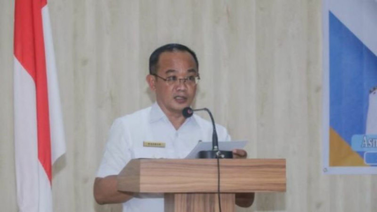 Asisten III Setda Kota Kendari Makmur saat membuka rapat Tim Audit Kasus Stunting tahap II di salah satu hotel di Kota Kendari, Rabu (21/12/2022). ANTARA/Suparman