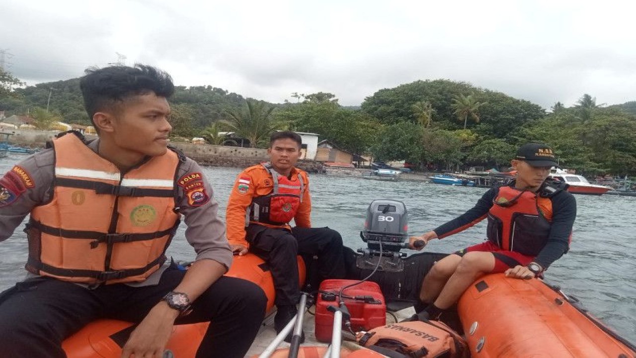 Tim Basarnas Banten melakukan patroli di sekitar Pelabuhan Merak untuk penyelamatan penumpang jika terjadi kecelakaan laut. ANTARA/Mansur