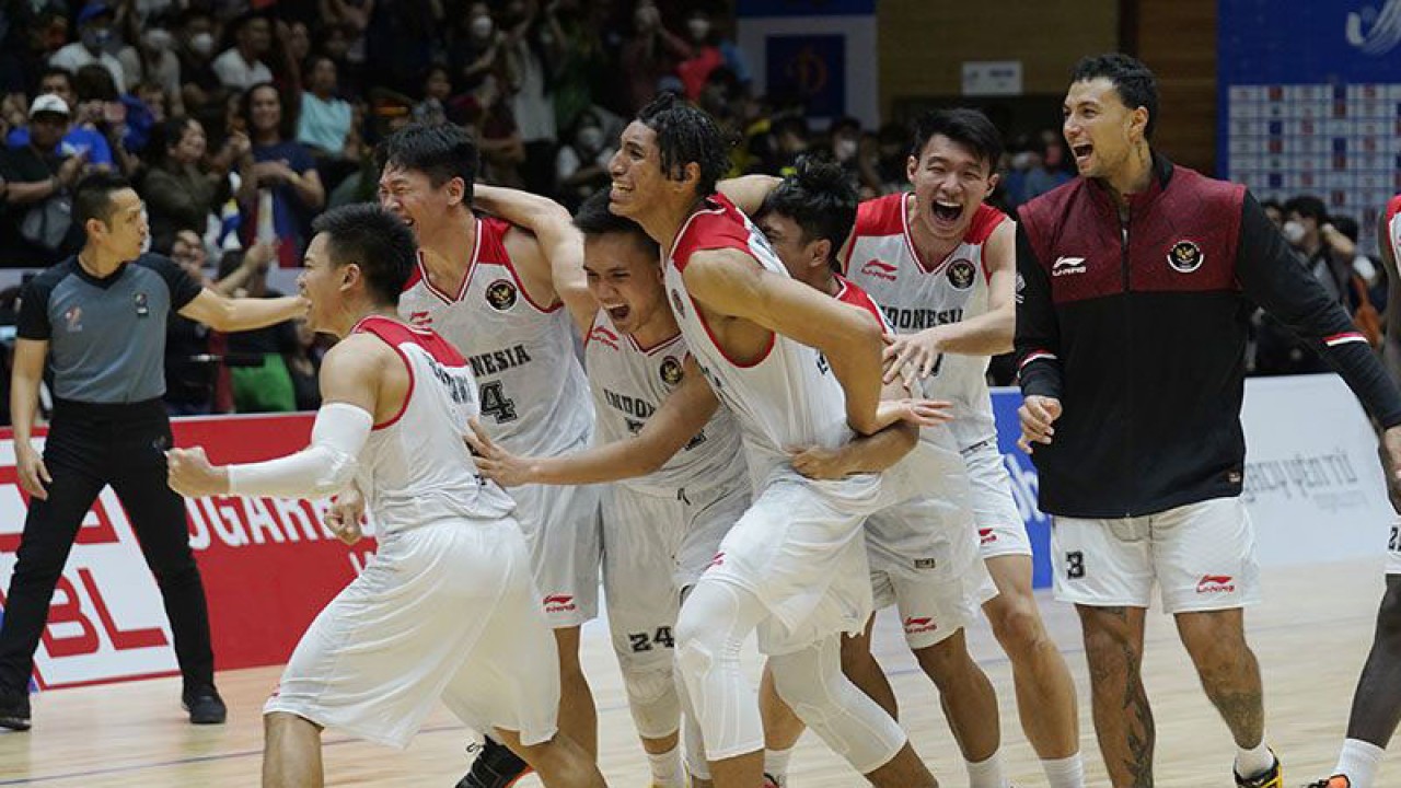 Sejumlah pebasket Indonesia berselebrasi seusai mengalahkan Filipina dalam final bola basket SEA Games 2021 Vietnam di Thanh Tri District Sporting Hall, Hanoi, Vietnam, Minggu (22/5/2022) sekaligus memastikan meraih medali emas pertama kali dalam sejarah keikutsertaan Tim Basket Indonesia di SEA Games. ANTARA FOTO/Fauzi Saputra/app/wsj.