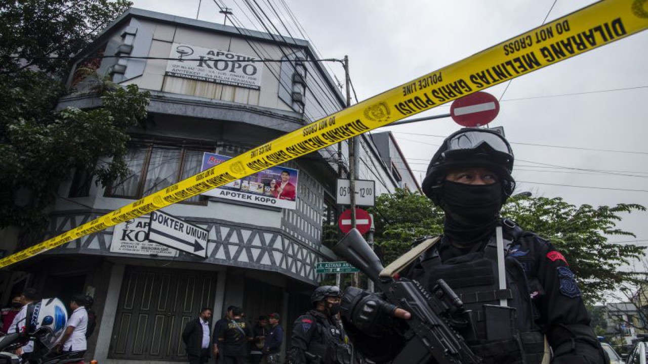Tim Brimob Polri mengamankan area pertokoan yang ditutup usai peristiwa bom bunuh diri di Polsek Astanaanyar, Bandung, Jawa Barat, Rabu (7/12/2022). Pihak kepolisian masih terus menyelidiki dan mengamankan area lokasi bom bunuh diri. ANTARA FOTO/Novrian Arbi/aww
