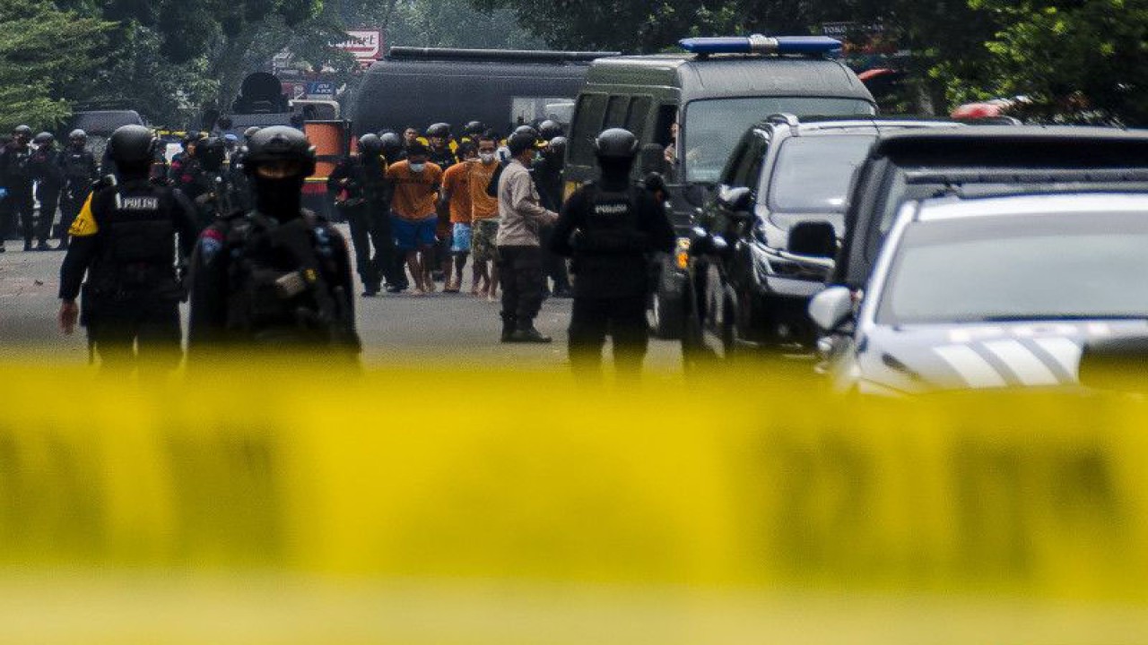 Tim Brimob Polri membawa sejumlah tahanan polsek untuk diamankan saat peristiwa bom bunuh diri di Polsek Astanaanyar, Bandung, Jawa Barat, Rabu (7/12/2022). Pihak kepolisian masih terus menyelidiki dan mengamankan area lokasi bom bunuh diri. ANTARA FOTO/Novrian Arbi/aww