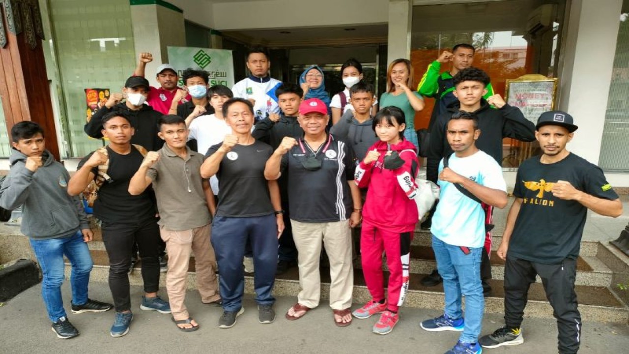 Tim DKI Jakarta yang turun di Kejurnas Muay Thai 2022 berfoto bersama di Jakarta, Jumat (16/12/2022). (ANTARA/HO-Pengprov Muay Thai DKI Jakarta)