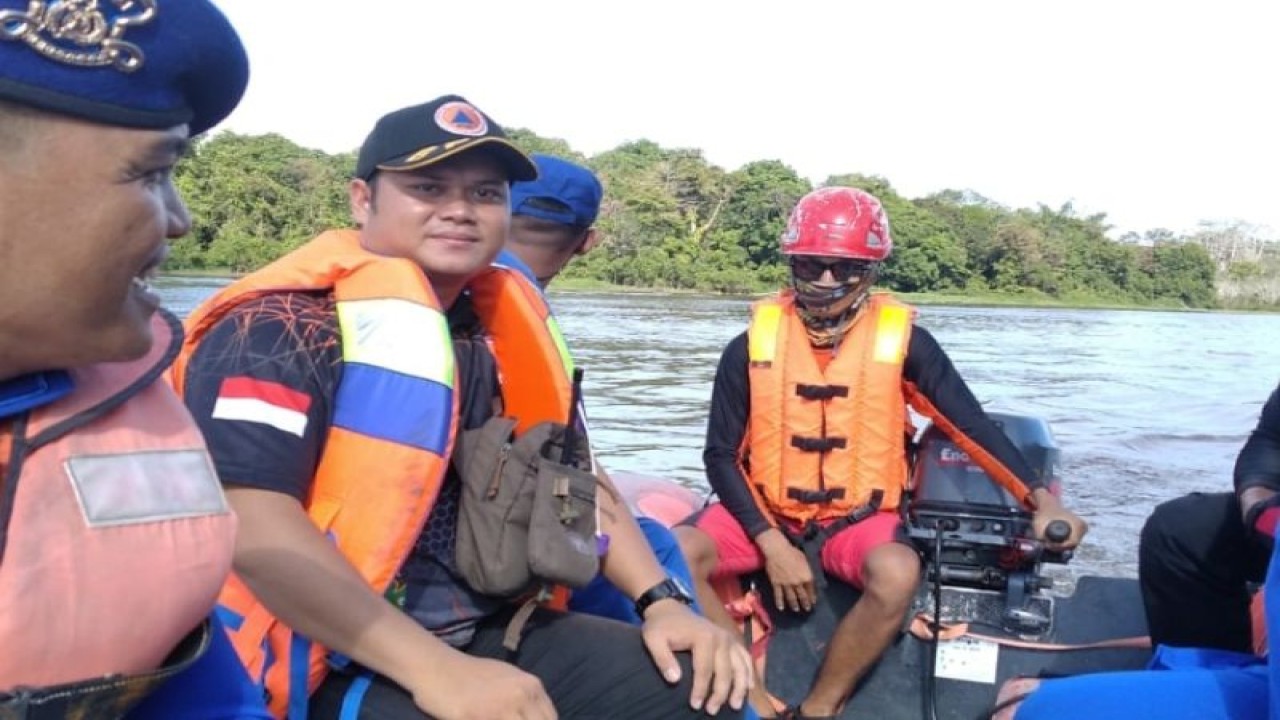 Tim gabungan melakukan pencarian terhadap Muhammad Rehan bocah berusia sekitar dua tahun yang tenggelam di Sungai Nanga Manday Kecamatan Bika, wilayah Kapuas Hulu Kalimantan Barat, Kamis (15/12/2022). ANTARA/HO-BPBD Kapuas Hulu/Teofilusianto Timotius