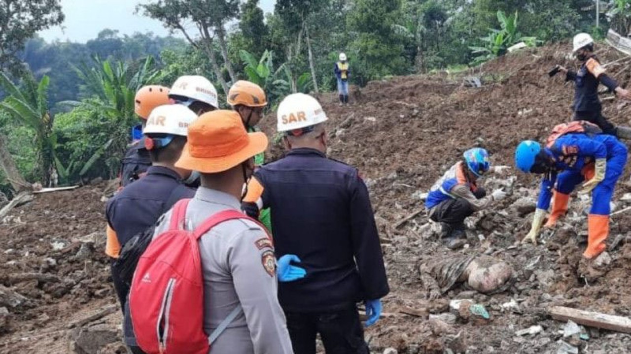 Tim SAR gabungan masih melakukan pencarian lima orang korban tertimbun longsor akibat gempa Cianjur, Jawa Barat, di dua titik pencarian Sate Sinta dan Mangunkerta, Rabu (21/12/2022).(ANTARA/Ahmad Fikri). (Ahmad Fikri)