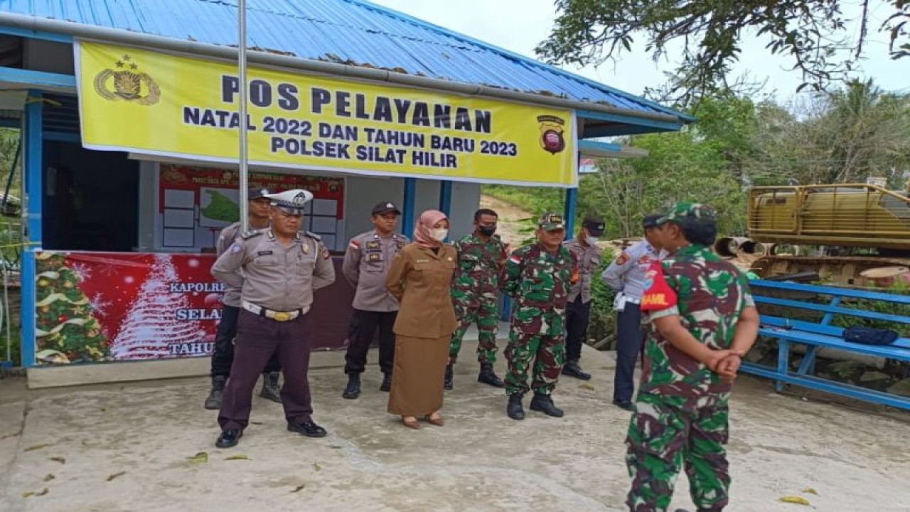 Tim gabungan melakukan pemeriksaan pelintas di Simpang Silat perbatasan Kabupaten Kapuas Hulu dan Kabupaten Sintang, wilayah Kapuas Hulu Kalimantan Barat. ANTARA/HO-Koramil Silat Hilir. (Teofilusianto Timotius)