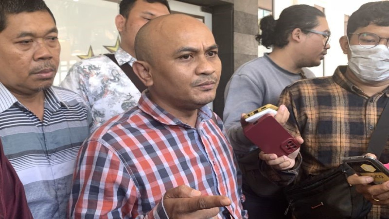 Pendamping Tim Gabungan Aremania (TGA) dari Biro Hukum Federasi Komisi untuk Orang Hilang dan Korban Tindak Kekerasan (KontraS) Anwar M. Aris saat memberikan keterangan kepada media di Mapolresta Malang Kota, Jawa Timur, Senin (19-12-2022). ANTARA/Vicki Febrianto