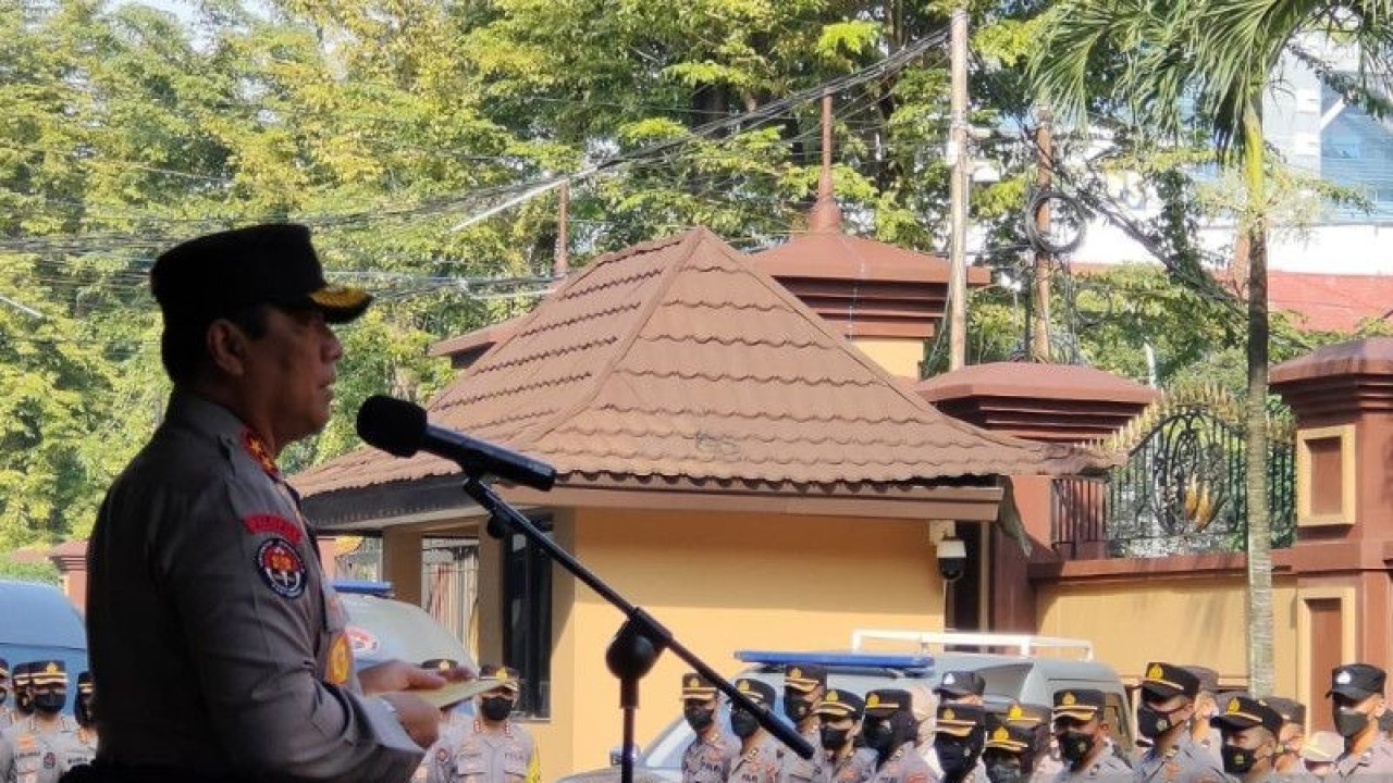 Kepala Divisi Humas Polri, Inspektur Jenderal Polisi Dedi Prasetyo, memberikan instruksi dalam Apel Satgas Humas Polri dalam rangka Operasi Lilin 2022 di Mabes Polri, Jakarta, Senin (19/12/2022). ANTARA/Laily Rahmawaty