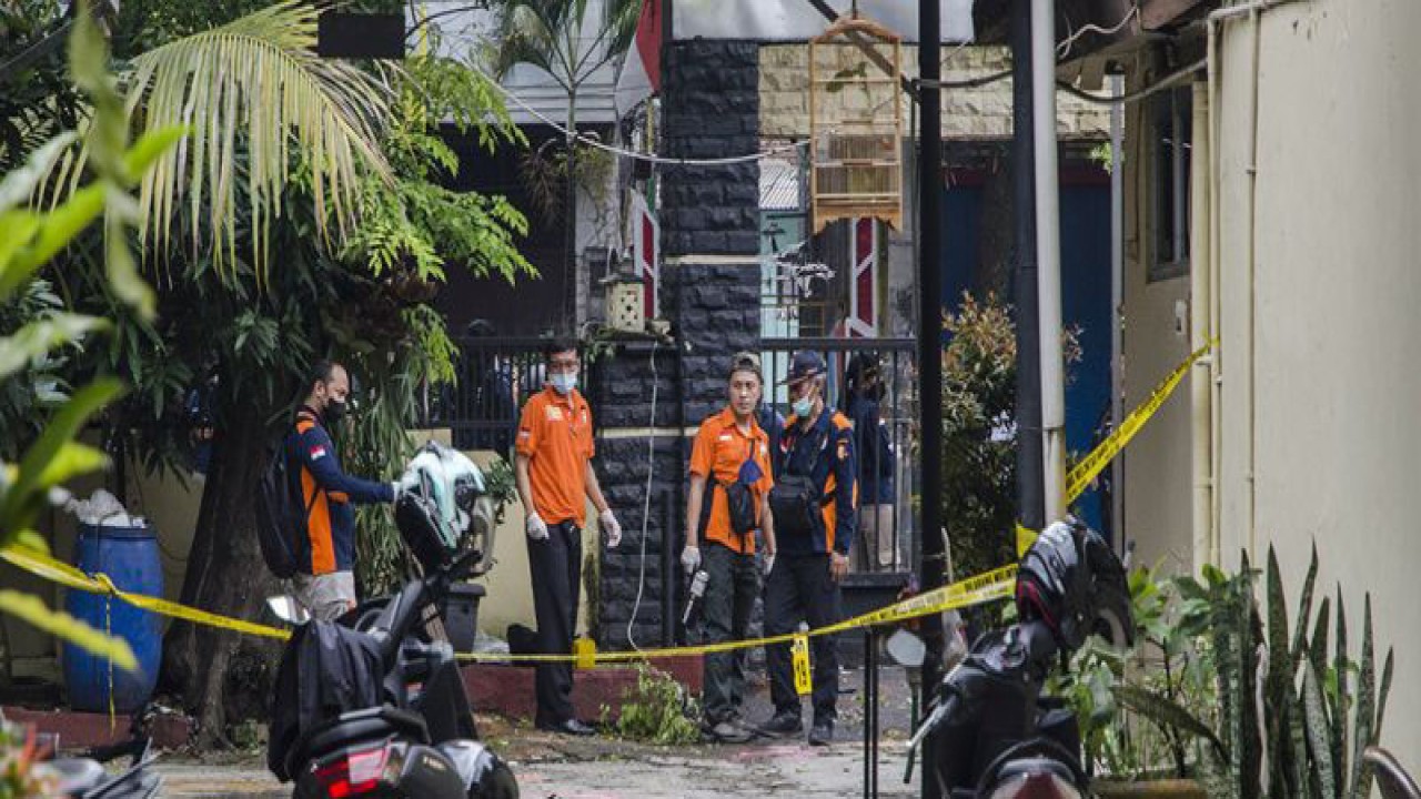 Tim Inafis Polda Jabar melakukan olah TKP usai peristiwa bom bunuh diri di Polsek Astanaanyar, Bandung, Jawa Barat, Rabu (7/12/2022). Peristiwa bom bunuh diri tersebut mengakibatkan satu orang anggota polisi meninggal dunia, tiga orang luka berat dan empat orang luka ringan. ANTARA FOTO/Novrian Arbi/rwa.