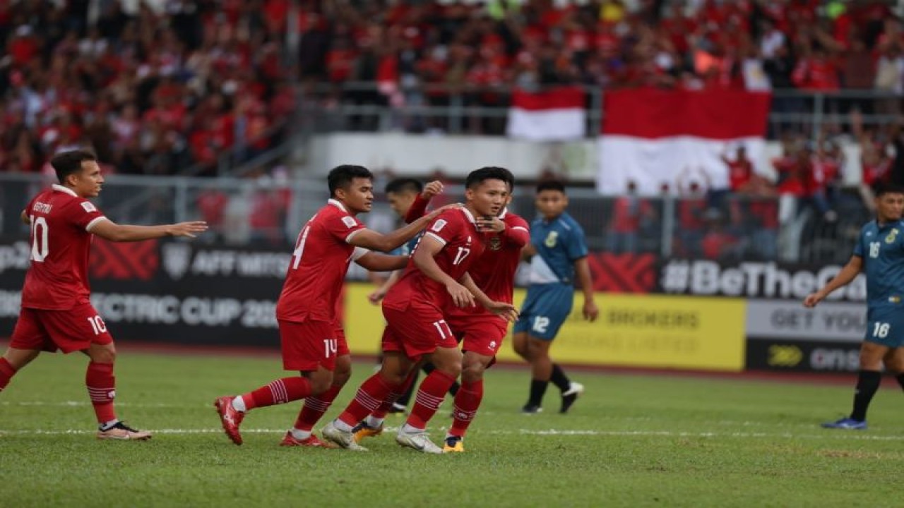 Pemain Timnas Indonesia Syahrian Abimanyu (17) merayakam gol pertama Timnas Garuda saat melawan Brunei Darussalam pada laga Piala AFF di Stadion Kuala Lumpur, Malaysia, Senin (26/12/2022). ANTARA/HO-PSSI