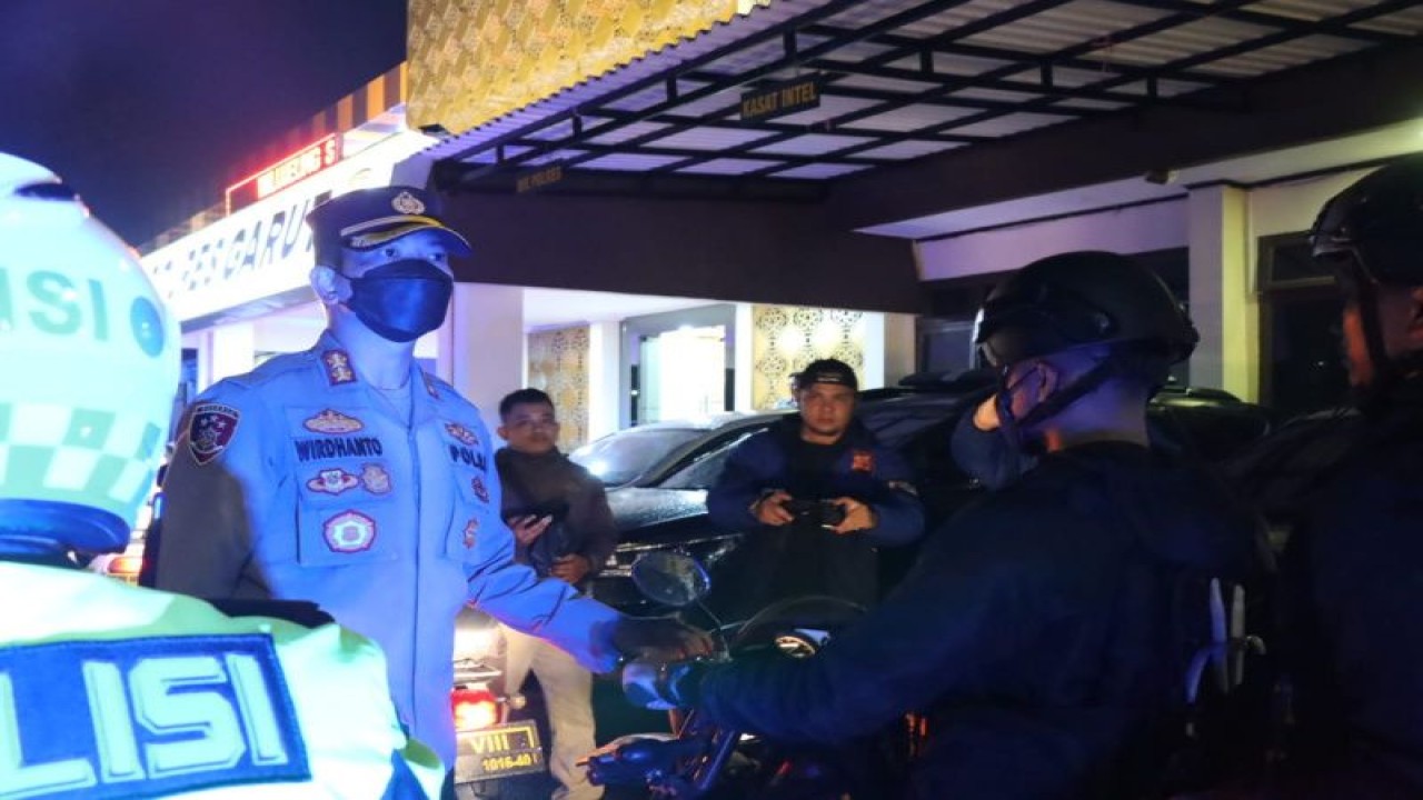Kepala Kepolisian Resor Garut AKBP Wirdhanto Hadicaksono mengecek kesiapan personel Tim Patroli Presisi Cikuray (TPPC) sebelum beroperasi di perkotaan Kabupaten Garut, Jawa Barat. ANTARA/HO-Polres Garut.