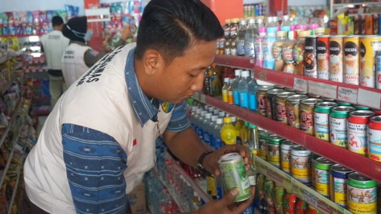 Tim pengawas barang beredar Kota Pekalongan sedang melakukan pemeriksaan produk barang di mal untuk mencegah produk kemasan yang rusak dan kadaluarsa. (ANTARA/HO-Humas Kota Pekalongan)
