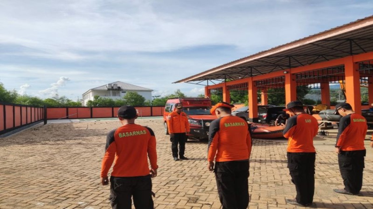 Tim Penyelamat Pos SAR Kolaka saat melaksanakan apel sebelum berangkat melakukan operasi pencarian terhadap dua nelayan hilang di perairan Kolaka Utara, Selasa (20/12/2022) (ANTARA/HO-Humas Basarnas Kendari)