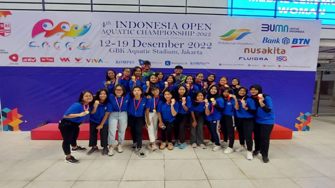 Tim polo air putri Jawa Barat A memastikan gelar juara dalam ajang 4th Indonesia Open Aquatic Championship 2022 setelah menang telak atas DKI Jakarta dengan skor 17-7 di Stadion Akuatik Gelora Bung Karno (GBK), Senayan, Jakarta, Selasa (13/12/2022). (ANTARA/HO-PB PRSI)