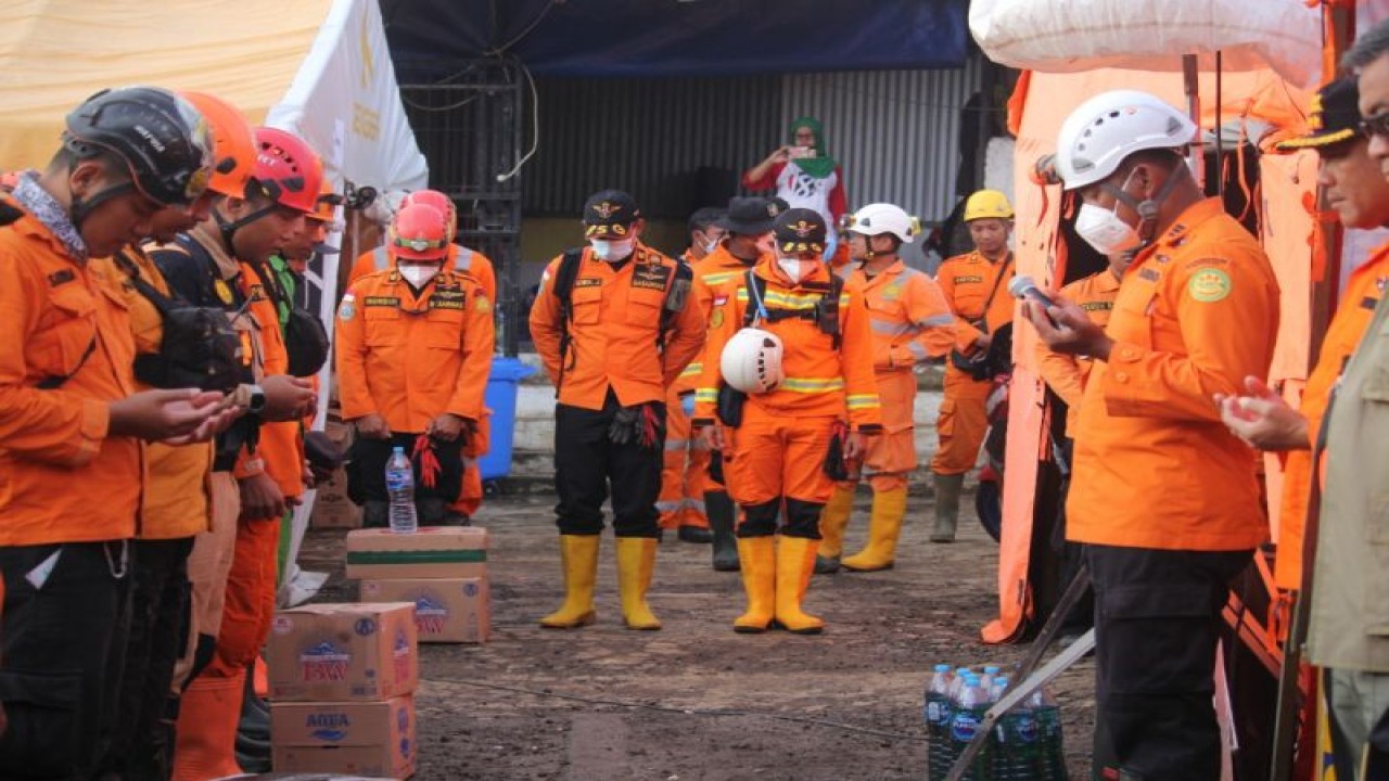 Sejumlah petugas dari Tim SAR bersiap melakukan pencarian 11 korban yang hilang tertimbun tanah longsor dampak gempa bumi di Cijedil, Kabupaten Cianjur, Jawa Barat, Sabtu (3/12/2022). (ANTARA/HO-Basarnas)