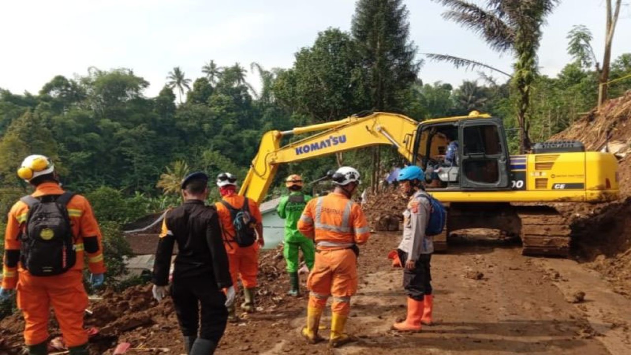 Tim SAR gabungan masih berupaya menemukan delapan jasad warga korban tertimbun longsor di Sate-Sinta-Cijedil dan Jalan Mangunkerta akibat gempa, hingga hari ke-15 belum membuahkan hasil.(ANTARA/Ahmad Fikri).