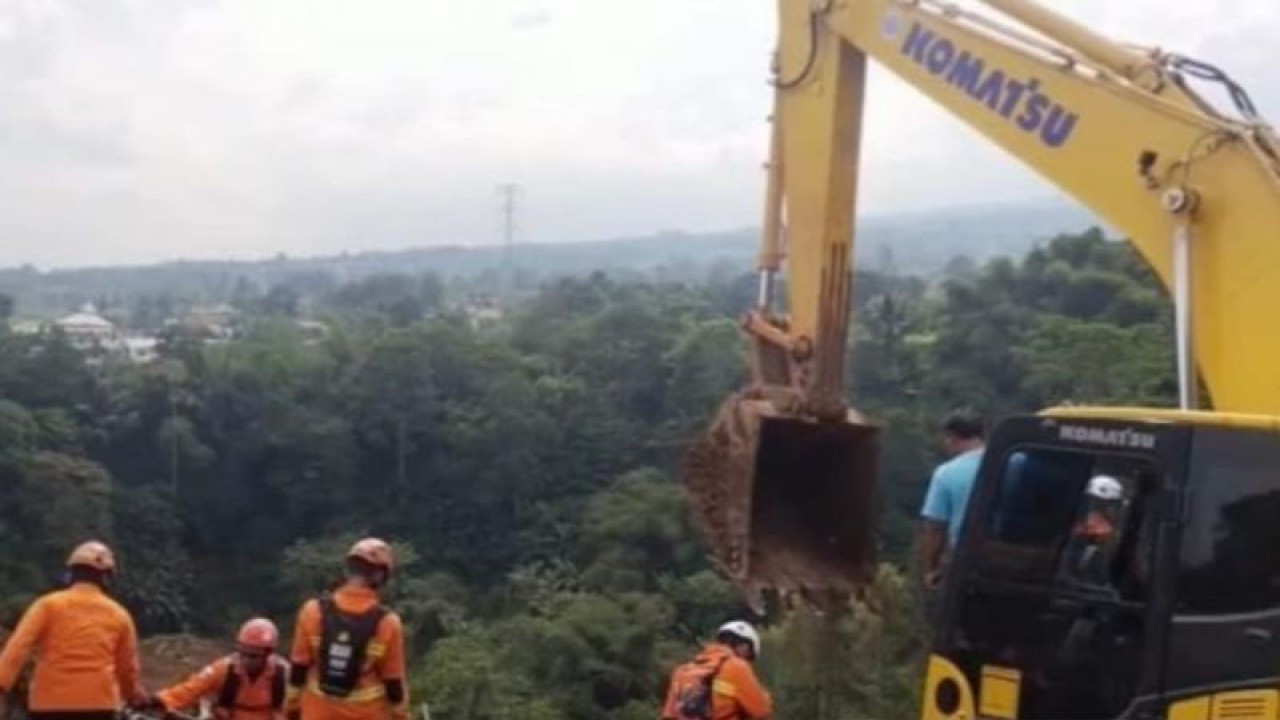 Tim SAR gabungan akan terus melakukan pencarian delapan korban longsor di dua titik di Kecamatan Cugenang, Cianjur, Jawa Barat yang diperpanjang sampai tanggal 20 Desember.(ANTARA/Ahmad Fikri).