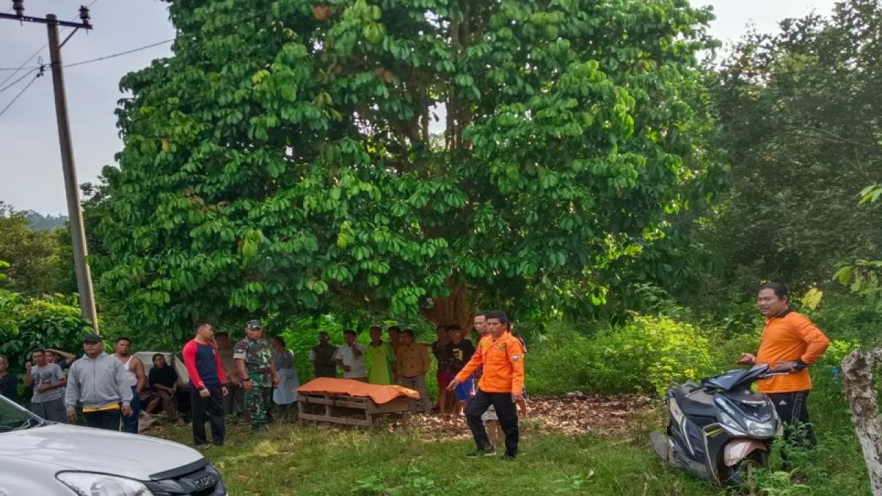 Jasad korban Rukai (80) yang tenggelam di Sungai Ogan berhasil dievakuasi oleh Tim SAR BPBD OKU, Rabu (14/12/2022). (ANTARA/Edo Purmana)