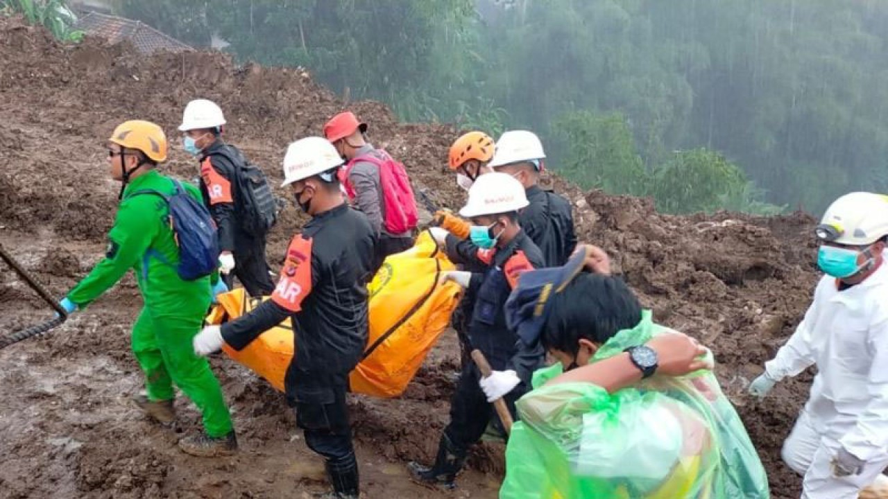Tim SAR gabungan kembali menemukan mayat korban tertimbun longsor akibat gempa Cianjur, Jawa Barat, di titik pencarian Sate Sinta-Cijedil, Selasa (20/12/2022).(ANTARA/Ahmad Fikri). (Ahmad Fikri)