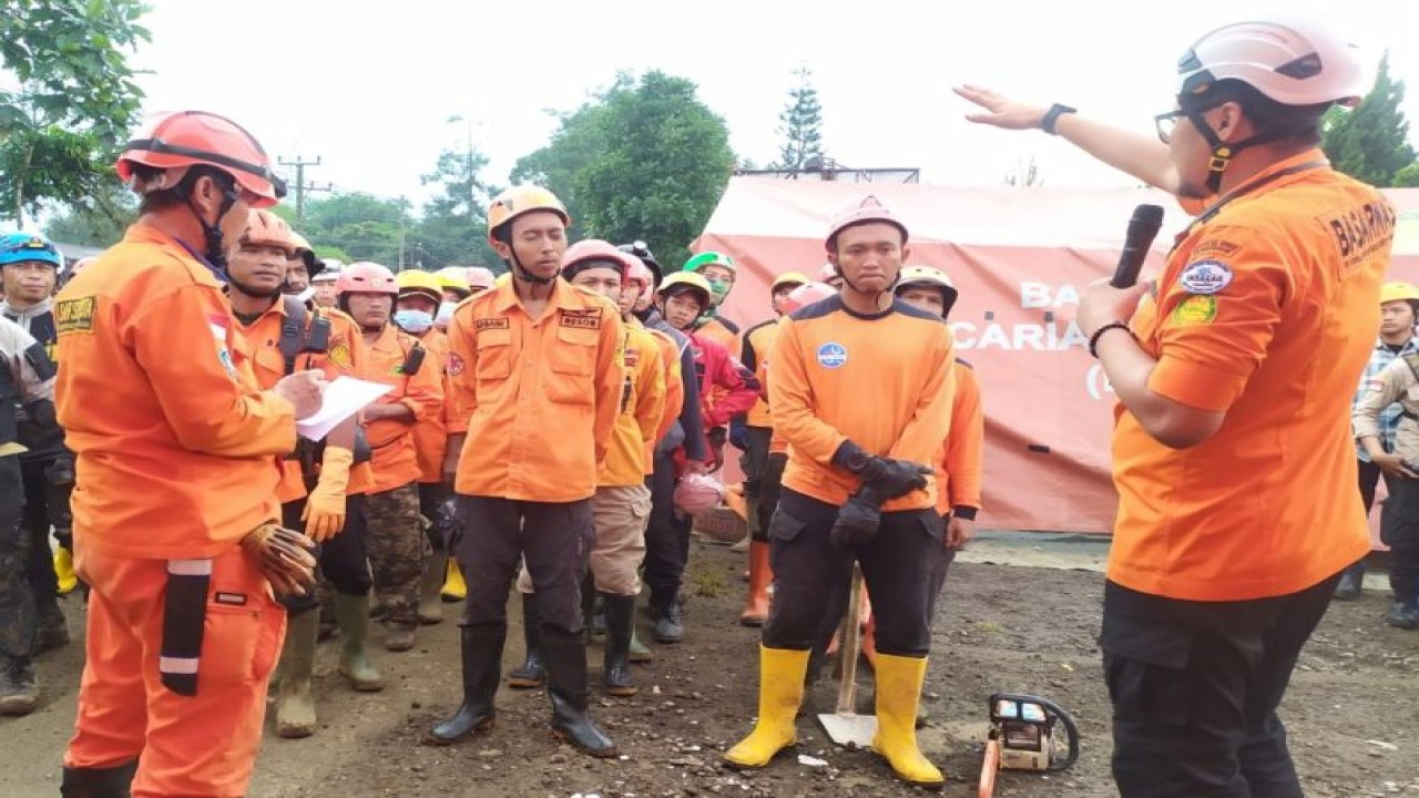 Tim SAR bersiap melakukan pencarian korban gempa Cianjur. (ANTARA/HO-Kantor SAR Bandung)