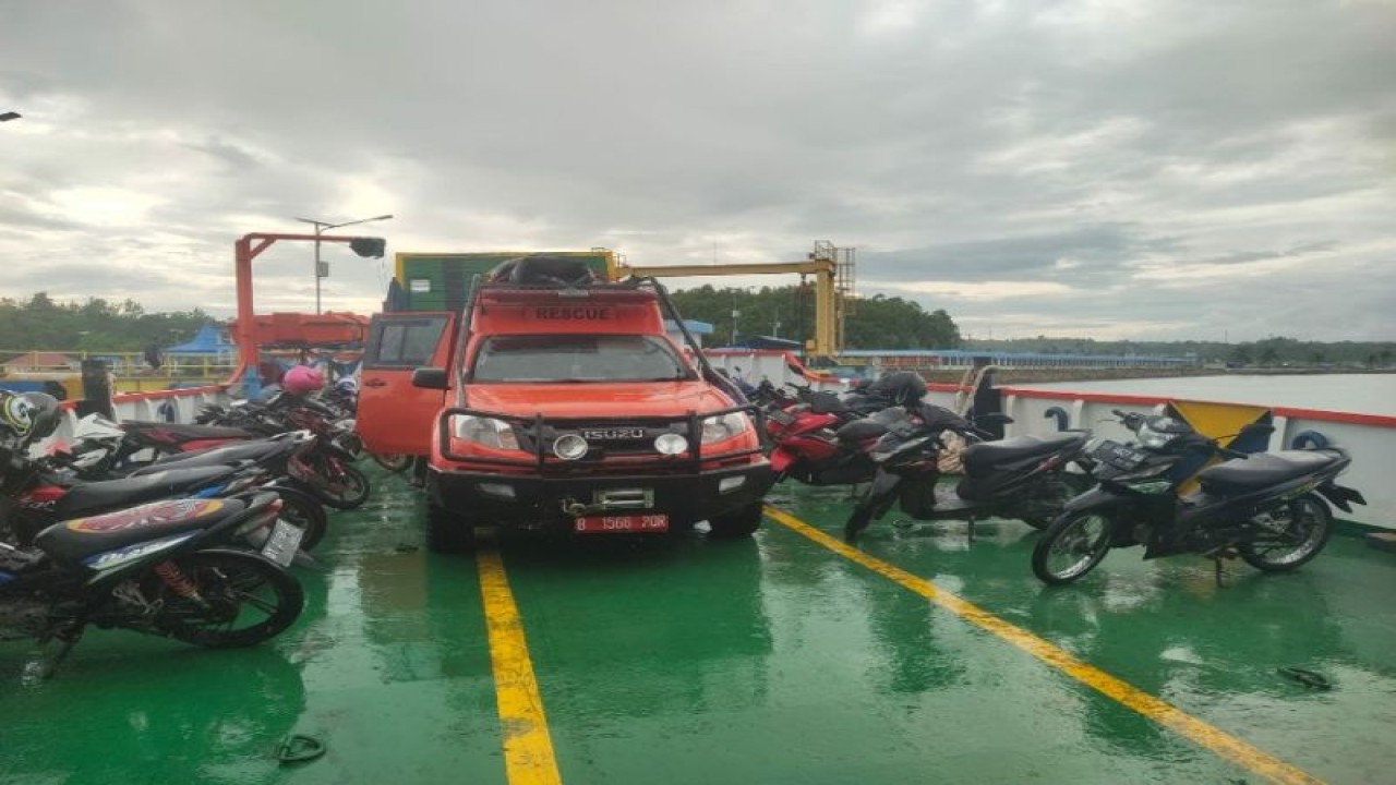 Tim penyelamat Unit Siaga SAR Muna saat menuju ke wilayah Kabupaten Buton Utara untuk melakukan pencarian terhadap seorang melayan yang dilaporkan hilang saat melaut di perairan tersebut, Jumat (23/12/2022). ANTARA/HO-Humas Basarnas Kendari