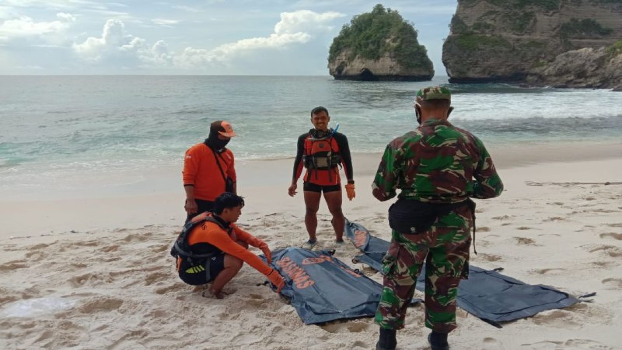 Tim SAR gabungan mengevakuasi warga negara Malaysia yang terseret arus di Diamond Beach, Nusa Penida, Klungkung, Bali. ANTARA/HO-Humas Basarnas Bali