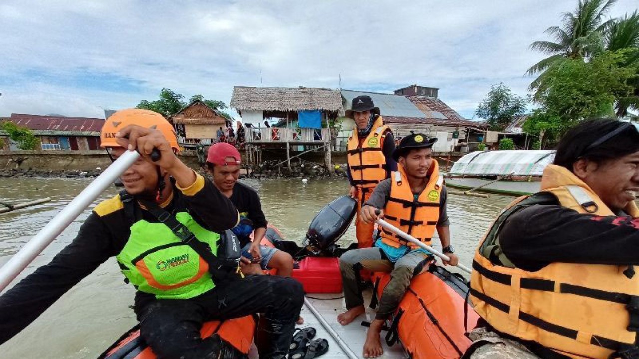 Ilustrasi - Tim SAR mendayung perahu karet mencari korban banjir bandang Desa Torue, Kabupaten Parigi di sekitar pantai setempat, Sabtu (30/7/2022). ANTARA/Moh Ridwan