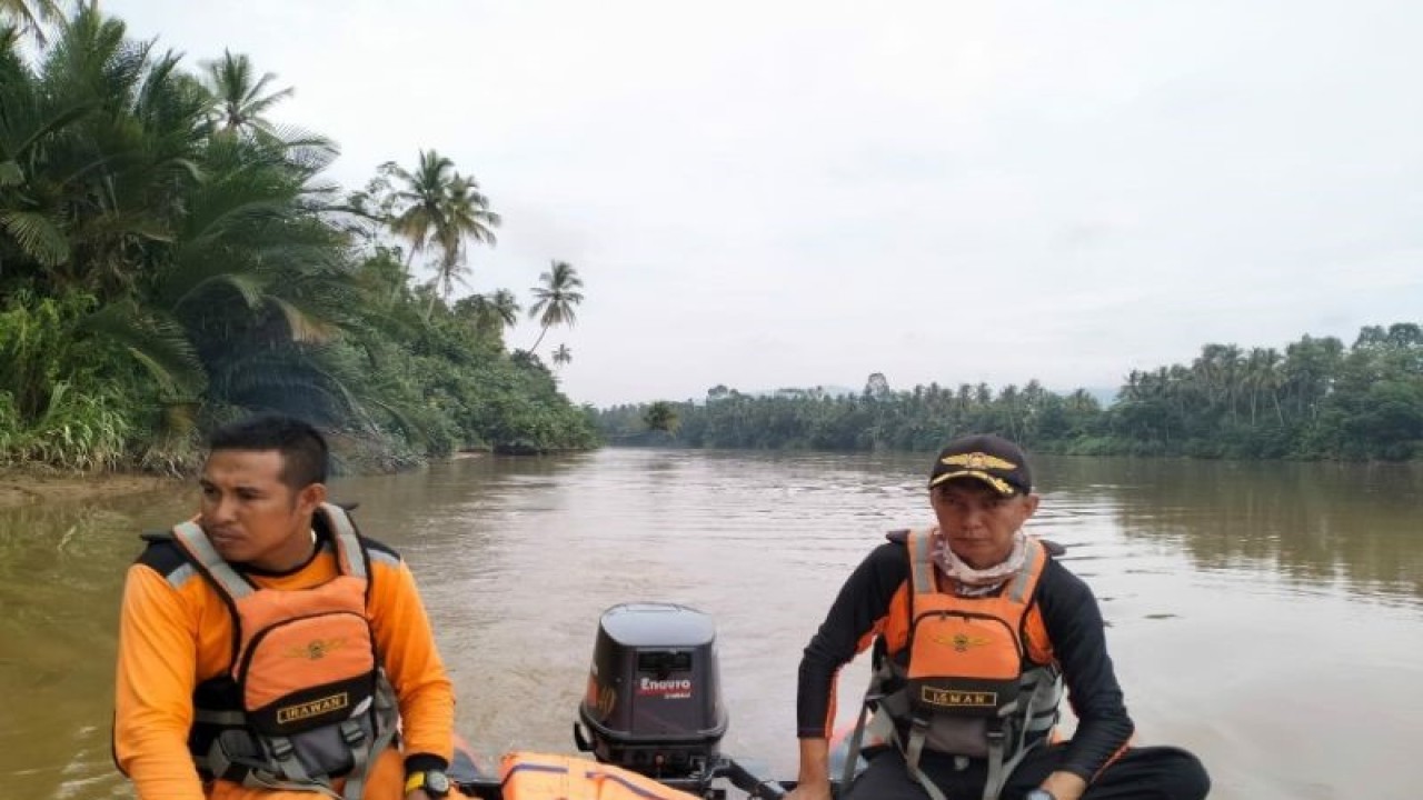 Tim SAR gabungan melakukan operasi pencarian satu dari dua orang bersaudara tenggelam di Sungai Lasolo, Kabupaten Konawe Utara, Rabu (14/12/2022) (ANTARA/HO-Humas Basarnas Kendari)