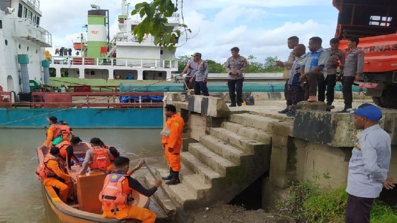 Tim SAR cari ABK KMN Alifah yang diduga jatuh di Sungai Digul, Kabupaten Boven Digul. (ANTARA/HO/SAR Merauke)