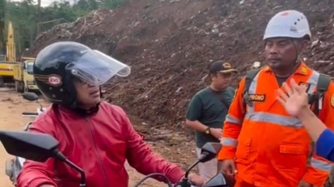 Bupati Cianjur, Jawa Barat, Herman Suheman saat mendatangi lokasi pencarian korban hilang tertimbun longsor di Desa Mangunkerta, Kecamatan Cugenang, Minggu (11/12/2022). ANTARA/Ahmad Fikri