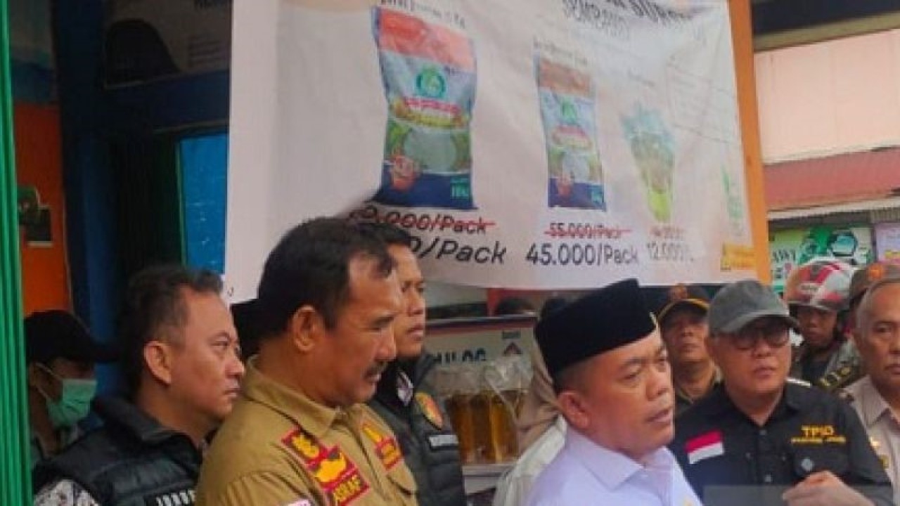 Tim Satgas pangan saat meninjau pasar di Jambi bersama Gubernur.(ANTARA/HO)