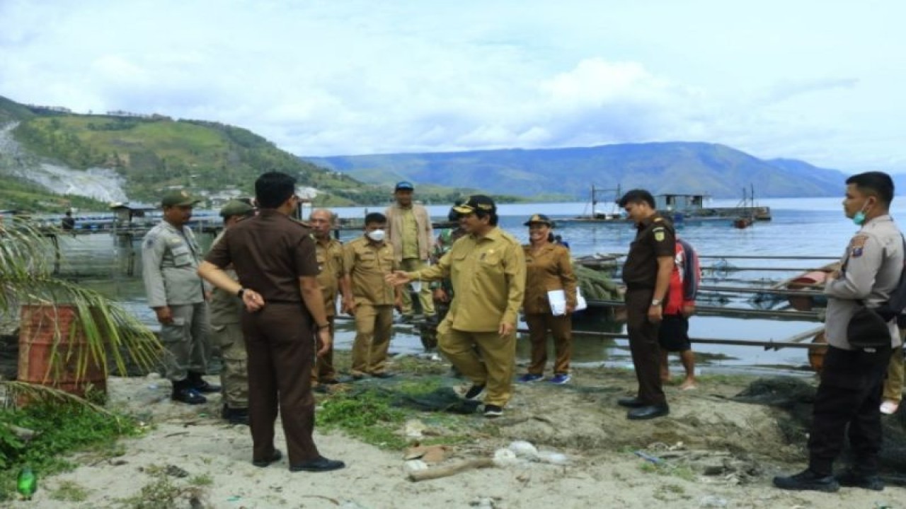 Tim Terpadu Penertiban Keramba Jaring Apung, saat melakukan penertiban terhadap kerambah jaring apung di perairan Danau Toba (ANTARA/HO)