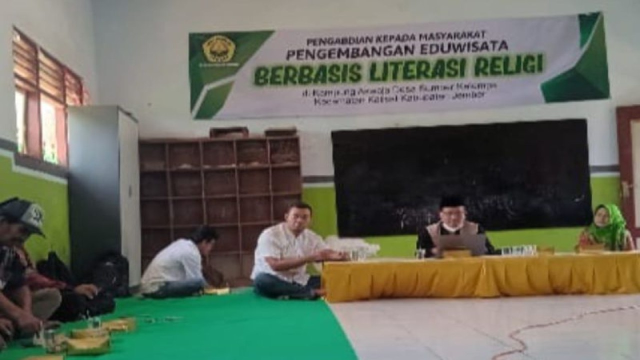 Tim Pengabdian Unej berdiskusi dengan perangkat desa dan perwakilan warga untuk mengembangkan eduwisata religi di Kampung Aswaja di Desa Sumber Ketempa, Kecamatan Kalisat, Kabupaten Jember, Kamis (8/12/2022) (ANTARA/HO-Tim Pengabdian Unej)