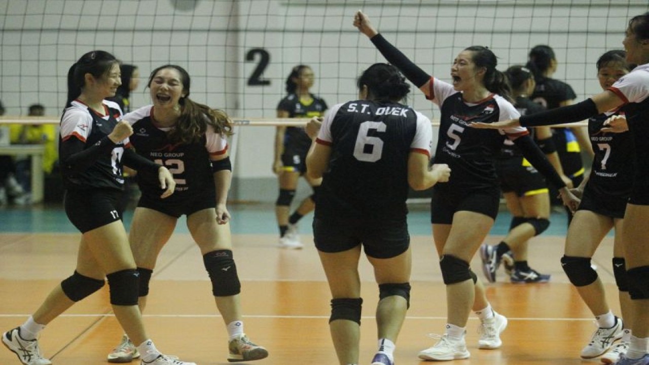 Timnas bola voli putri Singapura lakukan uji coba dengan menghadapi Bandung bjb Tandamata di Padepokan Voli Jenderal Kunarto, Sentul, Bogor, Jawa Barat, Jumat (2/12/2022). (ANTARA/HO-PBVSI)