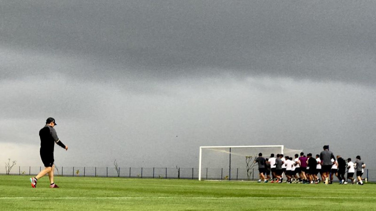 Pelatih Timnas Indonesia Shin Tae-yong (kiri) berjalan mengawasi sesi latihan di lapangan di Training Ground Bali United, Pantai Purnama, Gianyar, Bali, Senin (28/11/2022), saat pemusatan latihan perdana menjelang Piala AFF 2022. (ANTARA/Genta Tenri Mawangi)