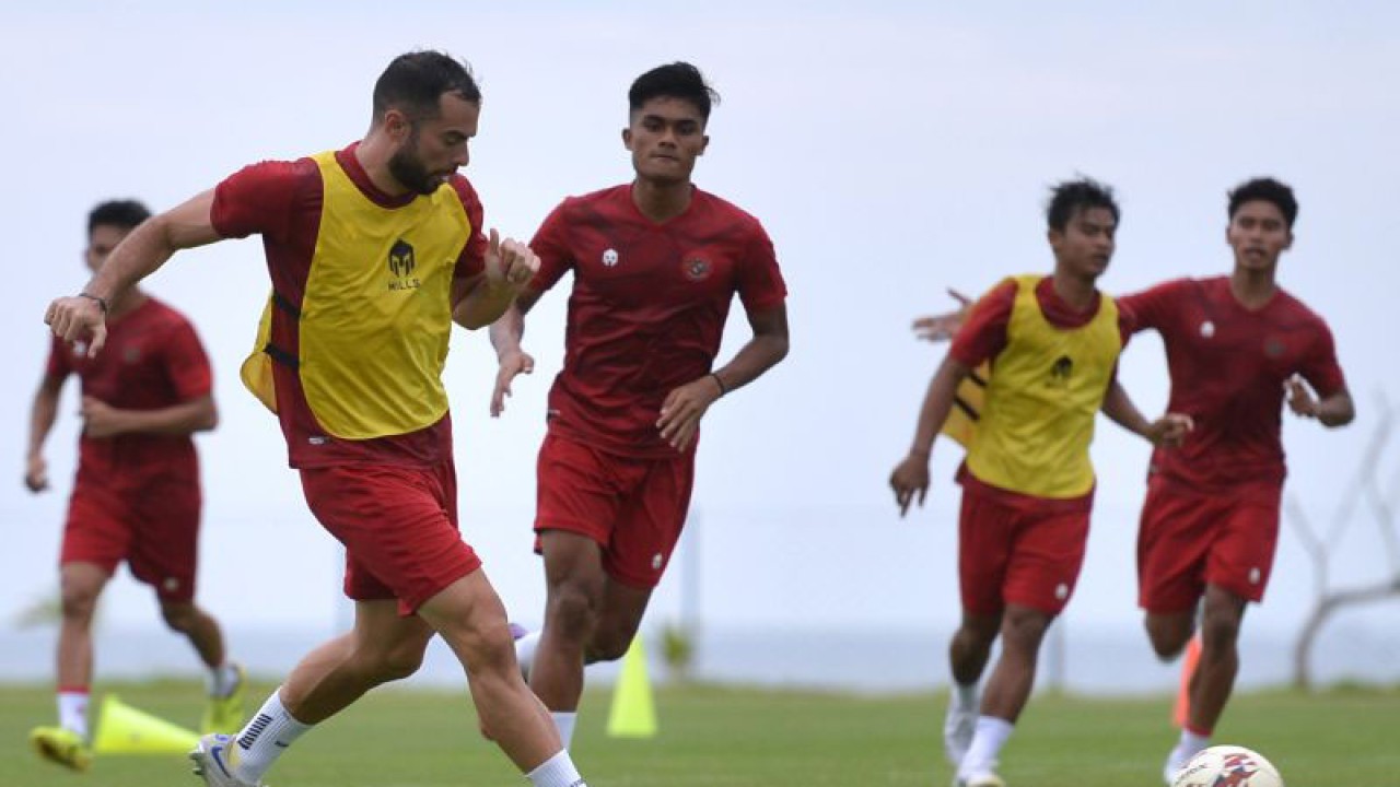 Pesepak bola Timnas Indonesia Jordi Amat (kiri) menendang bola saat mengikuti pemusatan latihan di Training Ground Bali United, Pantai Purnama, Gianyar, Bali, Jumat (16/12/2022). Timnas Indonesia terus melakukan latihan secara intensif di Bali sebelum bertolak ke Jakarta untuk pertandingan perdana Piala AFF 2022 melawan Timnas Kamboja pada 23 Desember mendatang. ANTARA FOTO/Fikri Yusuf/foc. (ANTARA FOTO/FIKRI YUSUF)