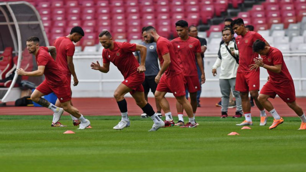 Ilustrasi - Pesepak bola Timnas Indonesia Marc Klok (kiri) bersama rekan-rekannya melakukan pemanasan dalam sesi latihan resmi jelang pertandingan grup A Piala AFF 2022 di Stadion Utama gelora Bung Karno (SUGBK), Jakarta, Kamis (22/12/2022). Pelatih Shin Tae-yong optimistis Timnas Indonesia dapat mengalahkan Timnas Kamboja dalam pertandingan yang akan berlangsung Jumat (23/12). ANTARA FOTO/Aditya Pradana Putra/foc.