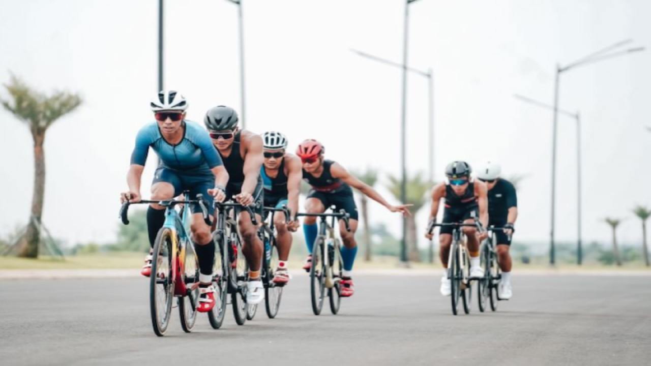 Foto arsip - Timnas triatlon Indonesia terus melakukan persaiapan jelang turun pada SEA Games Hanoi, Vietnam. Salah satunya dengan try in di Pantai Indah Kapuk (PIK) Jakarta, Sabtu (2/4/2022). (ANTARA/HO-FTI)